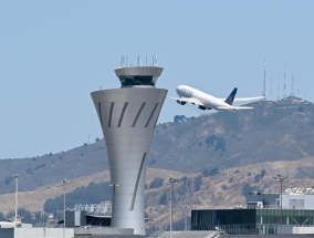 美国联合航空公司的一架飞机在飞机上出现“生物危害”紧急情况后转飞华盛顿特区