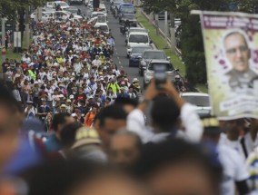 萨尔瓦多人纪念圣Óscar罗梅罗:在这些困难时期，他就像一线希望